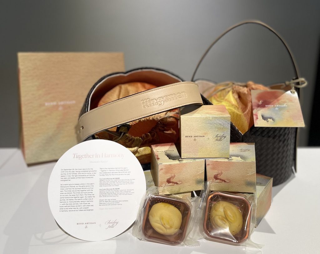 The Kingsmen Exhibits team in Singapore also extended their appreciation to customers by distributing mooncakes.